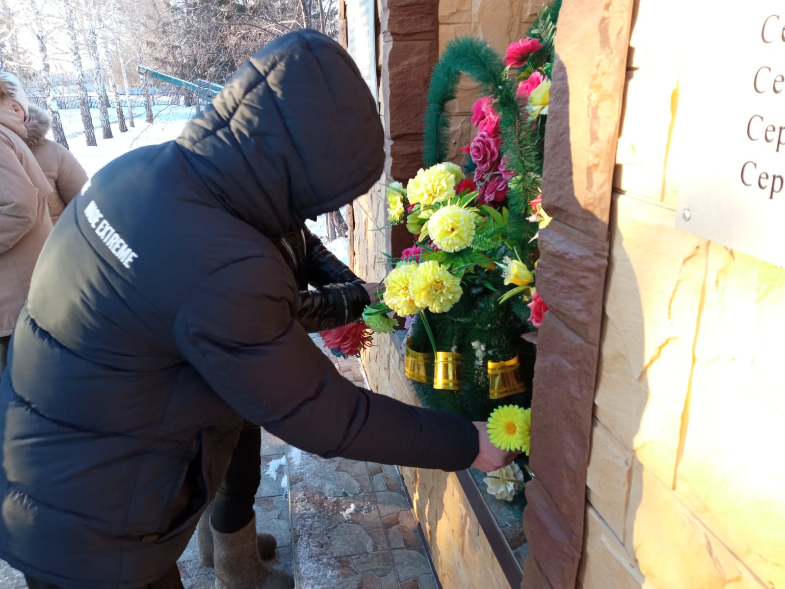 Акции по очистке от снега памятных мест ко Дню неизвестного солдата.