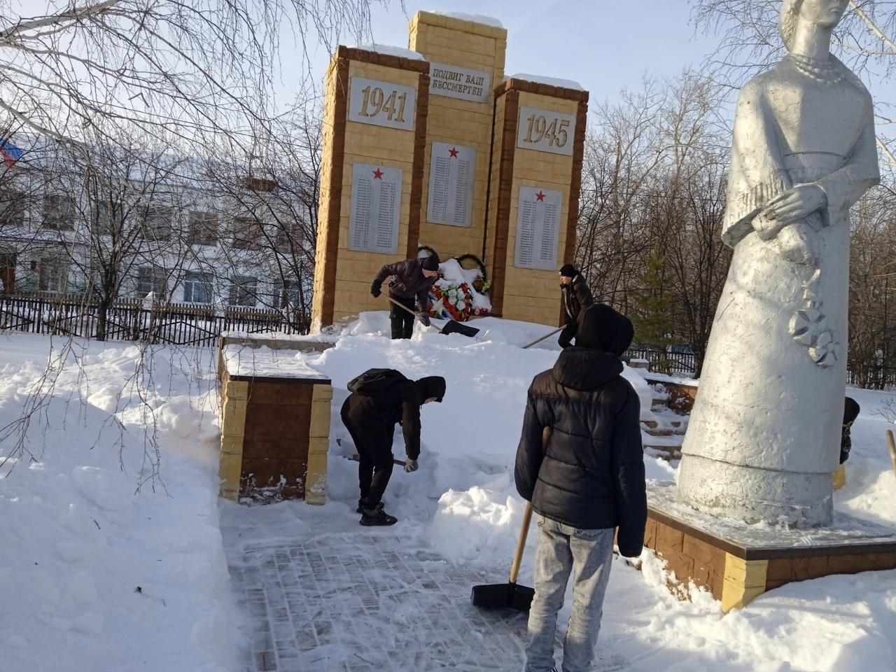 Всероссийская акция по уборке памятников воинам - землякам.